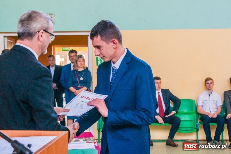 Zdjęcie w galerii na portalu naszraciborz.pl: Pożegnania nadszedł czas. Absolwenci Mechanika odebrali swoje świadectwa wiadomości z regionu