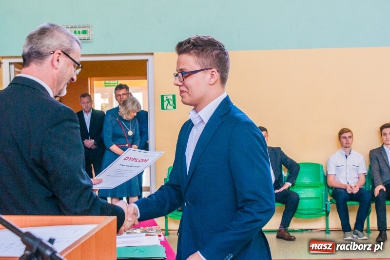 Zdjęcie w galerii na portalu naszraciborz.pl: Pożegnania nadszedł czas. Absolwenci Mechanika odebrali swoje świadectwa wiadomości z regionu
