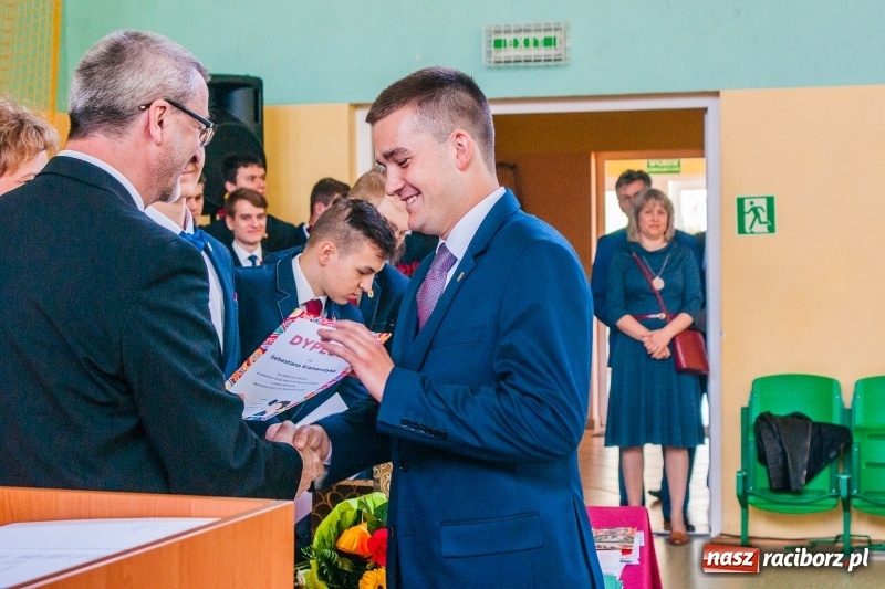 Zdjęcie w galerii na portalu naszraciborz.pl: Pożegnania nadszedł czas. Absolwenci Mechanika odebrali swoje świadectwa wiadomości z regionu