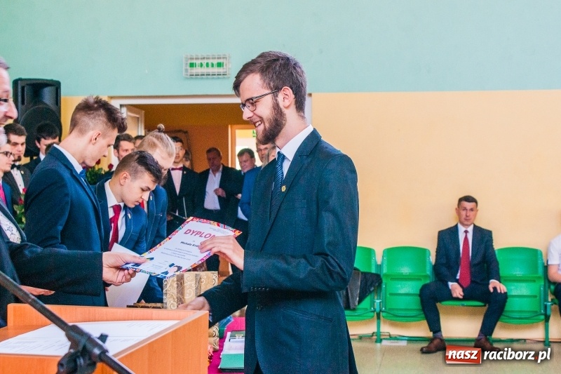 Zdjęcie w galerii na portalu naszraciborz.pl: Pożegnania nadszedł czas. Absolwenci Mechanika odebrali swoje świadectwa wiadomości z regionu