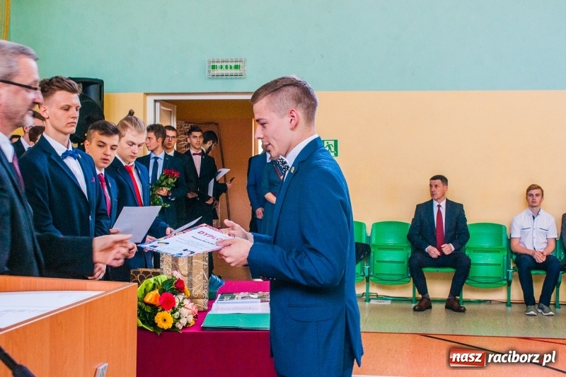 Zdjęcie w galerii na portalu naszraciborz.pl: Pożegnania nadszedł czas. Absolwenci Mechanika odebrali swoje świadectwa wiadomości z regionu