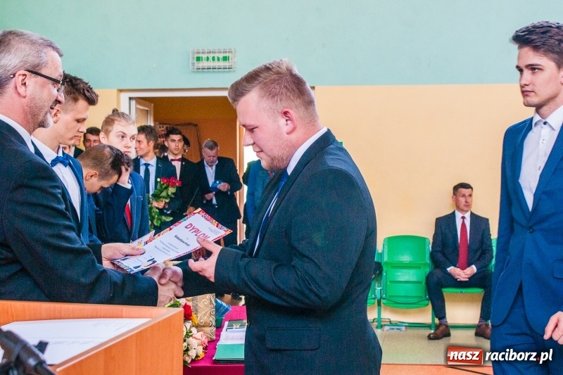 Zdjęcie w galerii na portalu naszraciborz.pl: Pożegnania nadszedł czas. Absolwenci Mechanika odebrali swoje świadectwa wiadomości z regionu