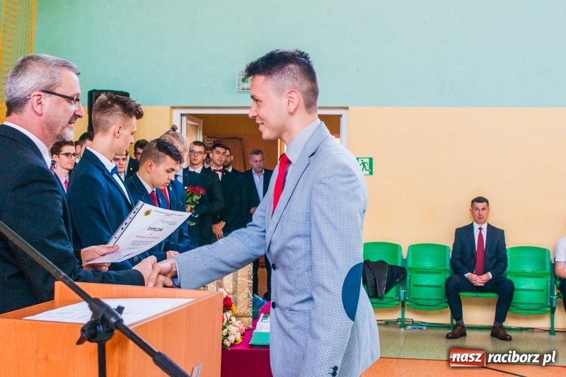 Zdjęcie w galerii na portalu naszraciborz.pl: Pożegnania nadszedł czas. Absolwenci Mechanika odebrali swoje świadectwa wiadomości z regionu