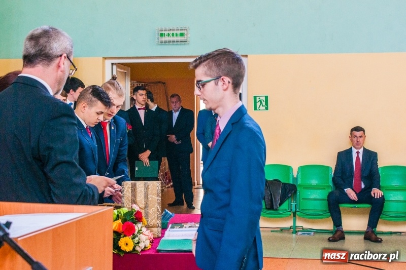 Zdjęcie w galerii na portalu naszraciborz.pl: Pożegnania nadszedł czas. Absolwenci Mechanika odebrali swoje świadectwa wiadomości z regionu