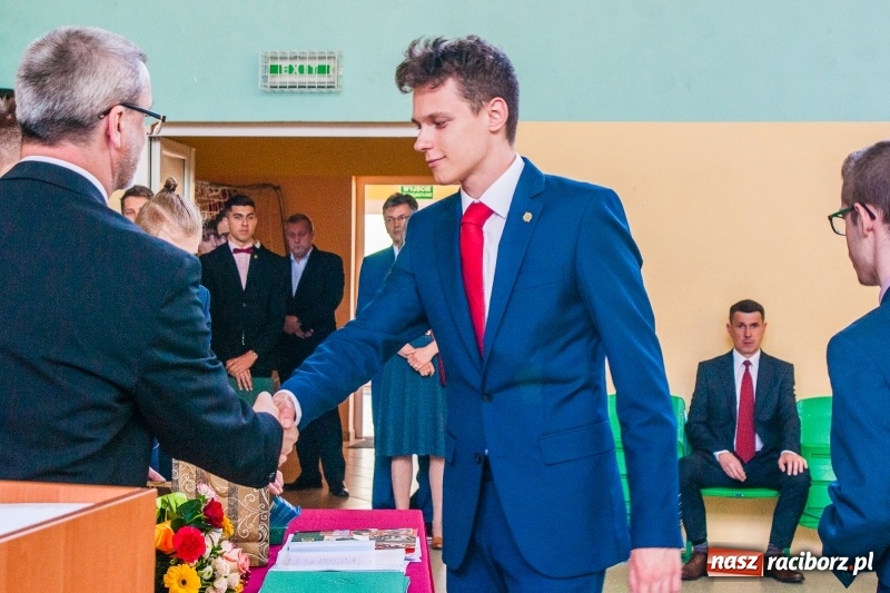 Zdjęcie w galerii na portalu naszraciborz.pl: Pożegnania nadszedł czas. Absolwenci Mechanika odebrali swoje świadectwa wiadomości z regionu
