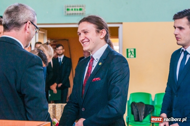 Zdjęcie w galerii na portalu naszraciborz.pl: Pożegnania nadszedł czas. Absolwenci Mechanika odebrali swoje świadectwa wiadomości z regionu