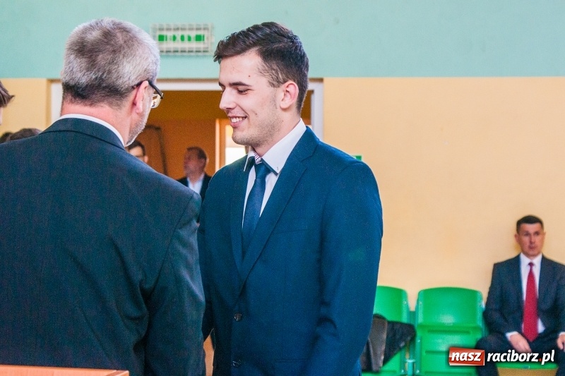 Zdjęcie w galerii na portalu naszraciborz.pl: Pożegnania nadszedł czas. Absolwenci Mechanika odebrali swoje świadectwa wiadomości z regionu