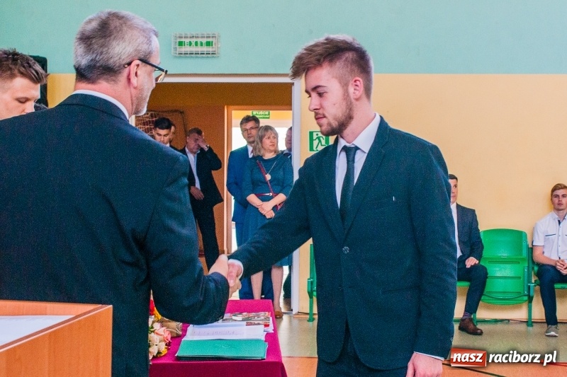 Zdjęcie w galerii na portalu naszraciborz.pl: Pożegnania nadszedł czas. Absolwenci Mechanika odebrali swoje świadectwa wiadomości z regionu