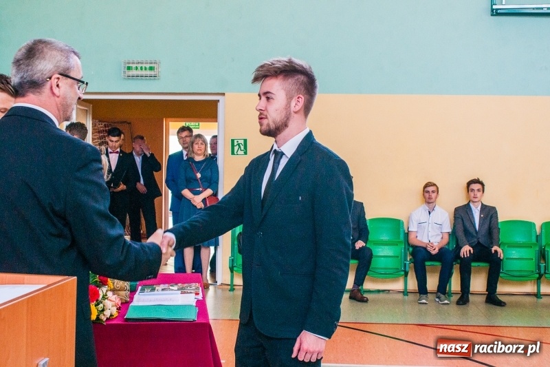 Zdjęcie w galerii na portalu naszraciborz.pl: Pożegnania nadszedł czas. Absolwenci Mechanika odebrali swoje świadectwa wiadomości z regionu