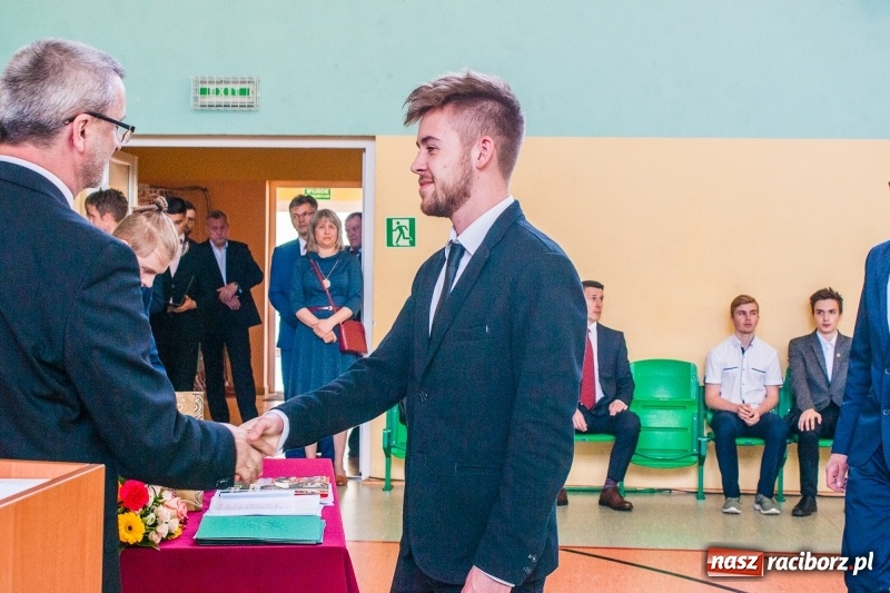 Zdjęcie w galerii na portalu naszraciborz.pl: Pożegnania nadszedł czas. Absolwenci Mechanika odebrali swoje świadectwa wiadomości z regionu