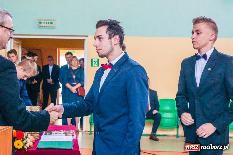 Zdjęcie w galerii na portalu naszraciborz.pl: Pożegnania nadszedł czas. Absolwenci Mechanika odebrali swoje świadectwa wiadomości z regionu
