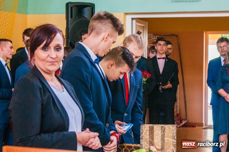 Zdjęcie w galerii na portalu naszraciborz.pl: Pożegnania nadszedł czas. Absolwenci Mechanika odebrali swoje świadectwa wiadomości z regionu