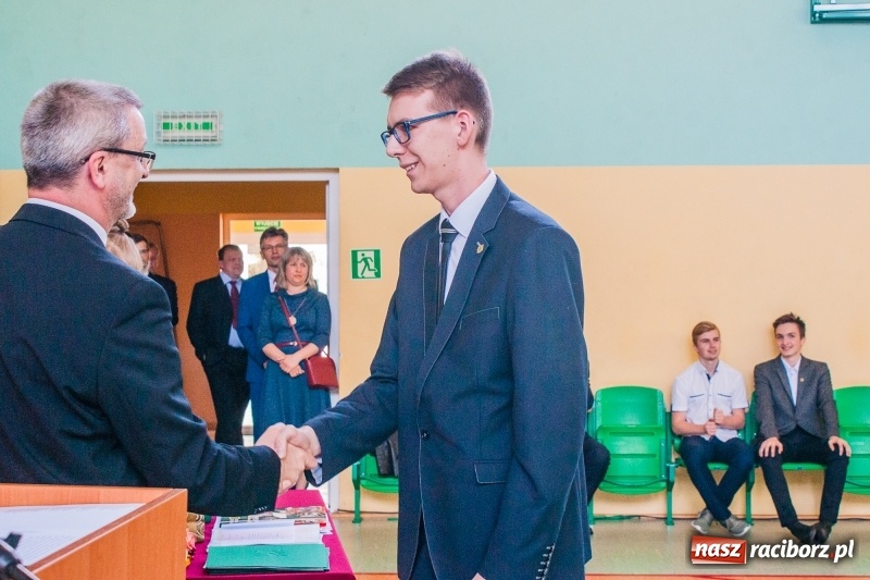 Zdjęcie w galerii na portalu naszraciborz.pl: Pożegnania nadszedł czas. Absolwenci Mechanika odebrali swoje świadectwa wiadomości z regionu