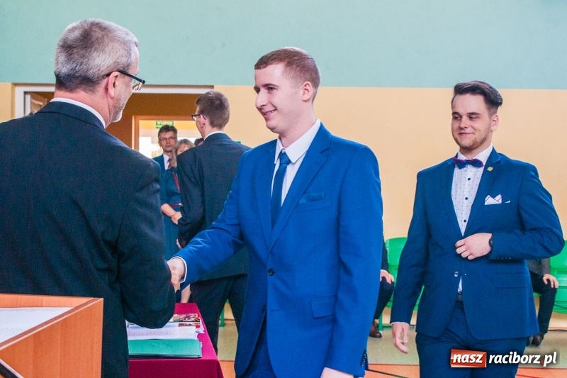 Zdjęcie w galerii na portalu naszraciborz.pl: Pożegnania nadszedł czas. Absolwenci Mechanika odebrali swoje świadectwa wiadomości z regionu