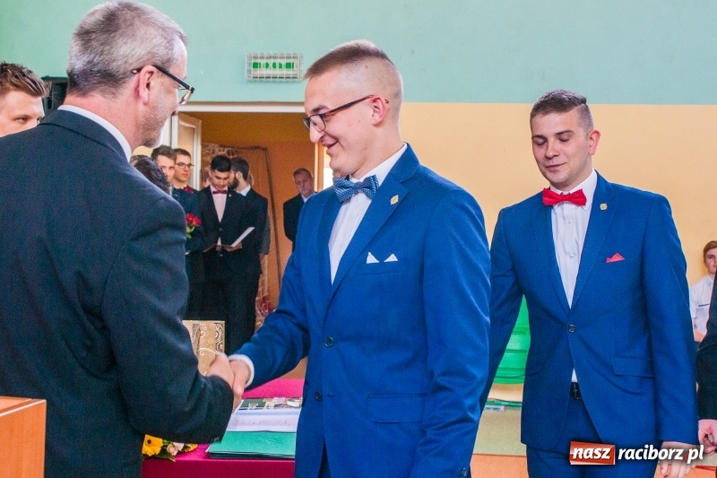 Zdjęcie w galerii na portalu naszraciborz.pl: Pożegnania nadszedł czas. Absolwenci Mechanika odebrali swoje świadectwa wiadomości z regionu