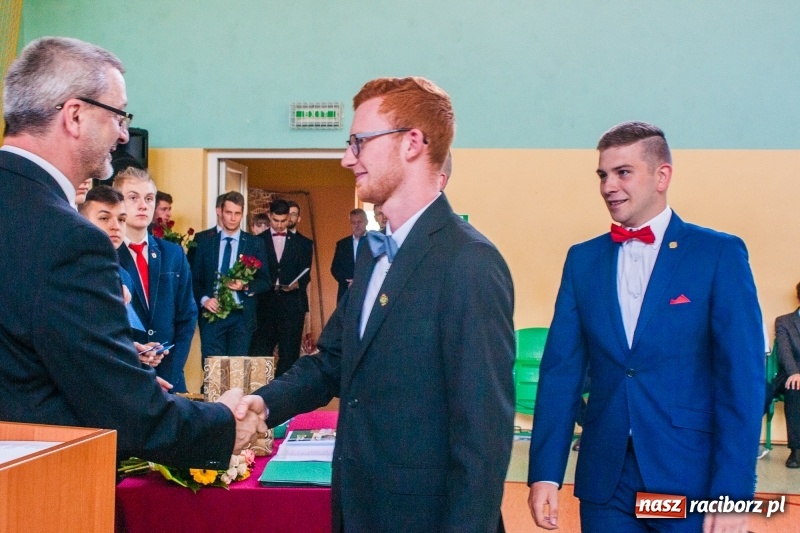 Zdjęcie w galerii na portalu naszraciborz.pl: Pożegnania nadszedł czas. Absolwenci Mechanika odebrali swoje świadectwa wiadomości z regionu