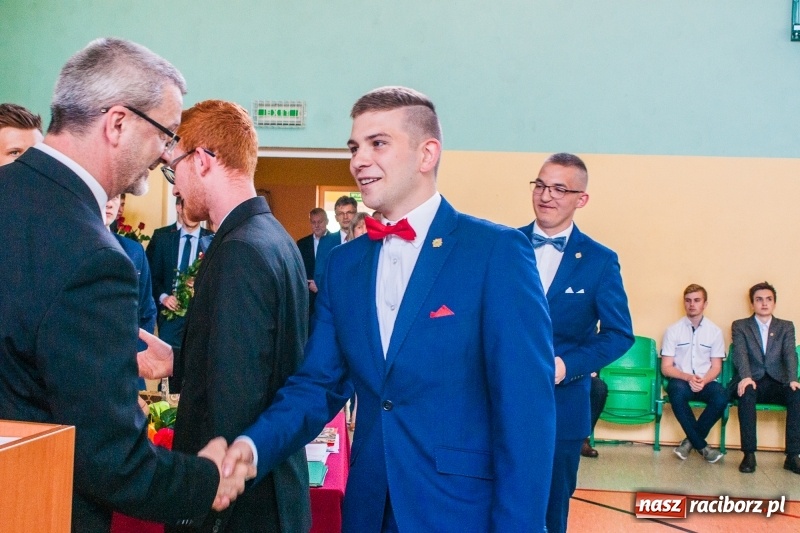Zdjęcie w galerii na portalu naszraciborz.pl: Pożegnania nadszedł czas. Absolwenci Mechanika odebrali swoje świadectwa wiadomości z regionu
