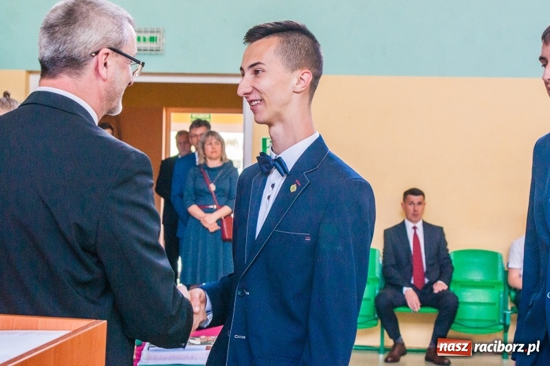 Zdjęcie w galerii na portalu naszraciborz.pl: Pożegnania nadszedł czas. Absolwenci Mechanika odebrali swoje świadectwa wiadomości z regionu