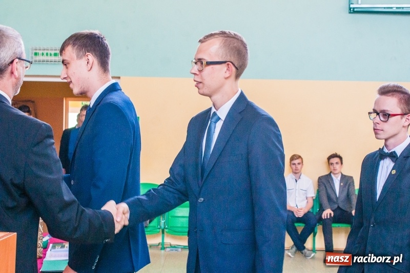 Zdjęcie w galerii na portalu naszraciborz.pl: Pożegnania nadszedł czas. Absolwenci Mechanika odebrali swoje świadectwa wiadomości z regionu