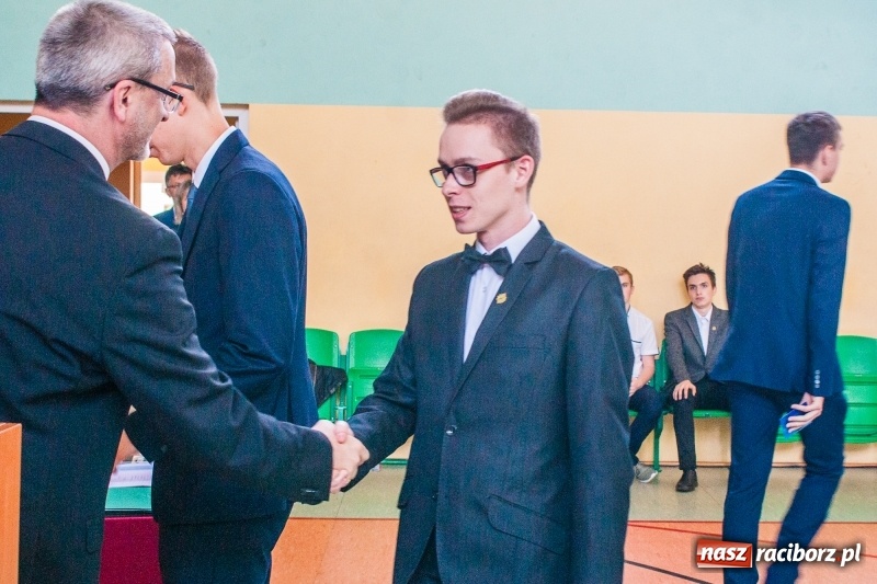 Zdjęcie w galerii na portalu naszraciborz.pl: Pożegnania nadszedł czas. Absolwenci Mechanika odebrali swoje świadectwa wiadomości z regionu