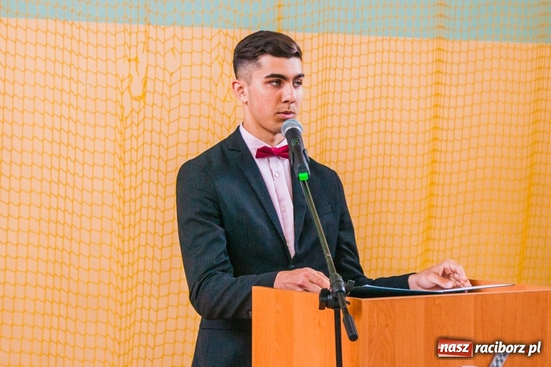 Zdjęcie w galerii na portalu naszraciborz.pl: Pożegnania nadszedł czas. Absolwenci Mechanika odebrali swoje świadectwa wiadomości z regionu
