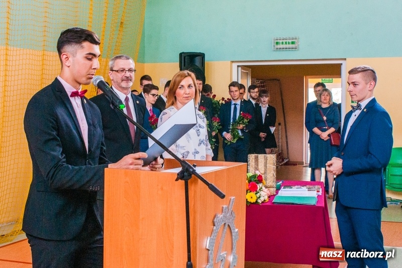 Zdjęcie w galerii na portalu naszraciborz.pl: Pożegnania nadszedł czas. Absolwenci Mechanika odebrali swoje świadectwa wiadomości z regionu