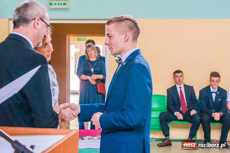 Zdjęcie w galerii na portalu naszraciborz.pl: Pożegnania nadszedł czas. Absolwenci Mechanika odebrali swoje świadectwa wiadomości z regionu