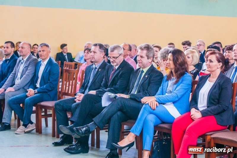 Zdjęcie w galerii na portalu naszraciborz.pl: Pożegnania nadszedł czas. Absolwenci Mechanika odebrali swoje świadectwa wiadomości z regionu