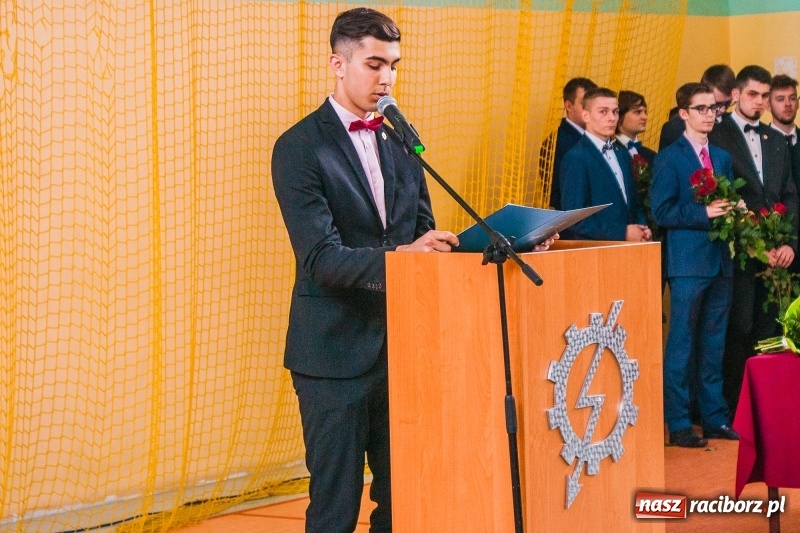 Zdjęcie w galerii na portalu naszraciborz.pl: Pożegnania nadszedł czas. Absolwenci Mechanika odebrali swoje świadectwa wiadomości z regionu
