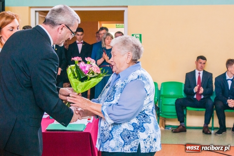 Zdjęcie w galerii na portalu naszraciborz.pl: Pożegnania nadszedł czas. Absolwenci Mechanika odebrali swoje świadectwa wiadomości z regionu