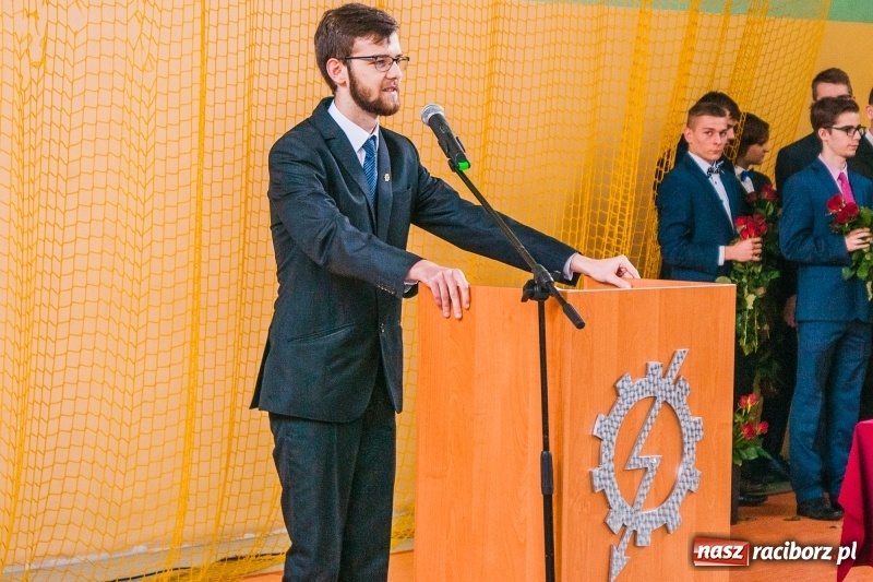 Zdjęcie w galerii na portalu naszraciborz.pl: Pożegnania nadszedł czas. Absolwenci Mechanika odebrali swoje świadectwa wiadomości z regionu