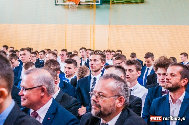 Zdjęcie w galerii na portalu naszraciborz.pl: Pożegnania nadszedł czas. Absolwenci Mechanika odebrali swoje świadectwa wiadomości z regionu