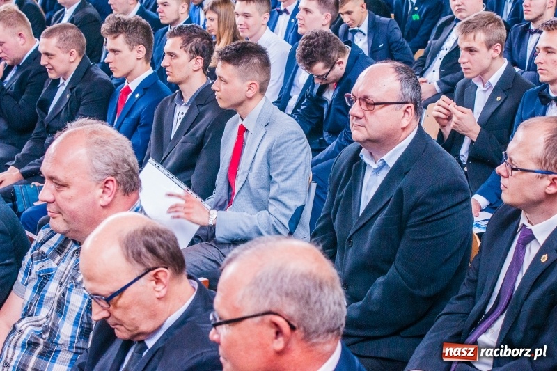 Zdjęcie w galerii na portalu naszraciborz.pl: Pożegnania nadszedł czas. Absolwenci Mechanika odebrali swoje świadectwa wiadomości z regionu