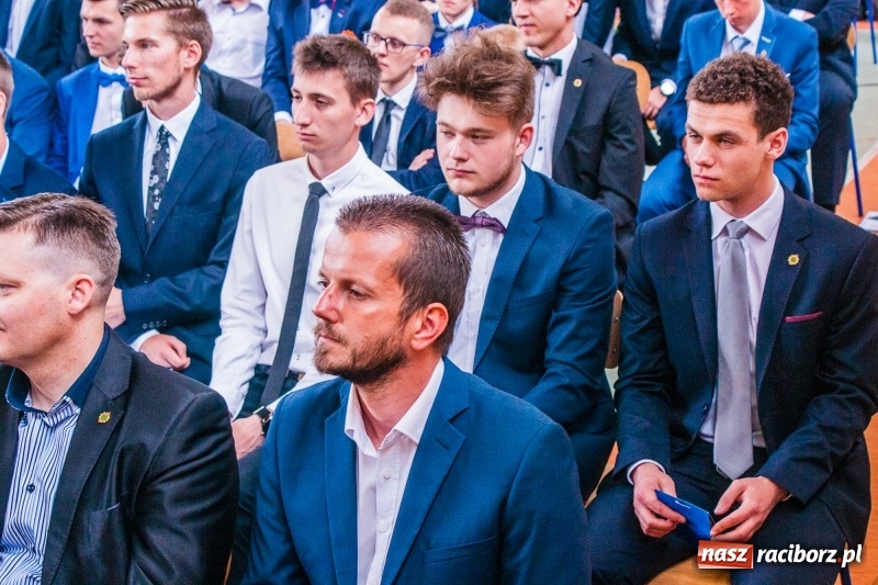 Zdjęcie w galerii na portalu naszraciborz.pl: Pożegnania nadszedł czas. Absolwenci Mechanika odebrali swoje świadectwa wiadomości z regionu