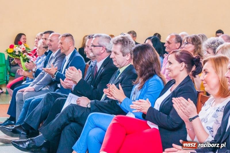 Zdjęcie w galerii na portalu naszraciborz.pl: Pożegnania nadszedł czas. Absolwenci Mechanika odebrali swoje świadectwa wiadomości z regionu