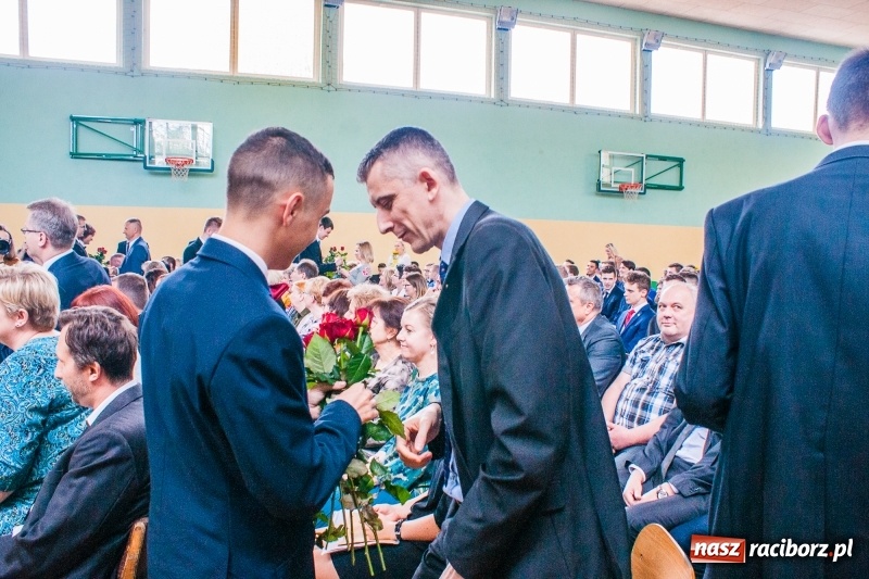 Zdjęcie w galerii na portalu naszraciborz.pl: Pożegnania nadszedł czas. Absolwenci Mechanika odebrali swoje świadectwa wiadomości z regionu
