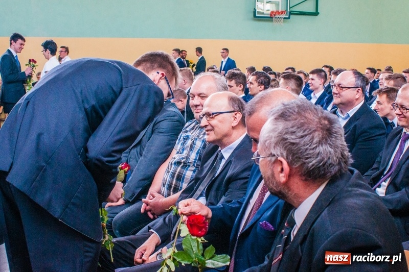 Zdjęcie w galerii na portalu naszraciborz.pl: Pożegnania nadszedł czas. Absolwenci Mechanika odebrali swoje świadectwa wiadomości z regionu