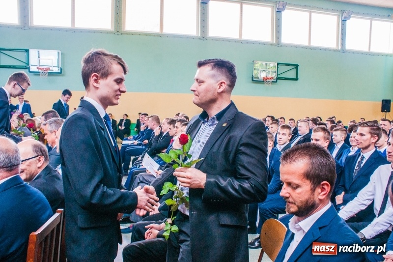 Zdjęcie w galerii na portalu naszraciborz.pl: Pożegnania nadszedł czas. Absolwenci Mechanika odebrali swoje świadectwa wiadomości z regionu