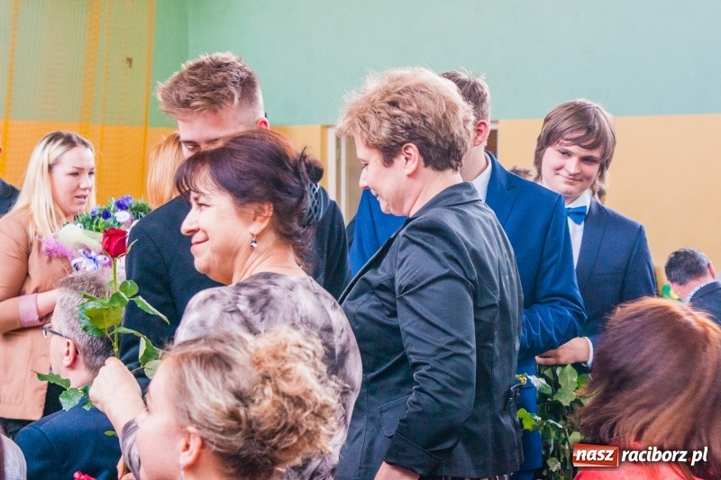 Zdjęcie w galerii na portalu naszraciborz.pl: Pożegnania nadszedł czas. Absolwenci Mechanika odebrali swoje świadectwa wiadomości z regionu