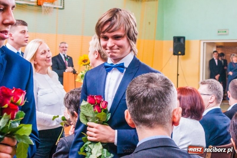 Zdjęcie w galerii na portalu naszraciborz.pl: Pożegnania nadszedł czas. Absolwenci Mechanika odebrali swoje świadectwa wiadomości z regionu