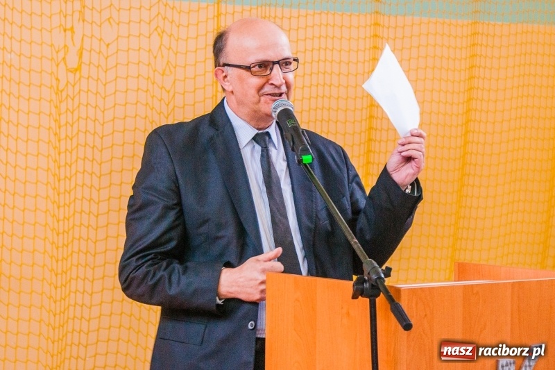 Zdjęcie w galerii na portalu naszraciborz.pl: Pożegnania nadszedł czas. Absolwenci Mechanika odebrali swoje świadectwa wiadomości z regionu