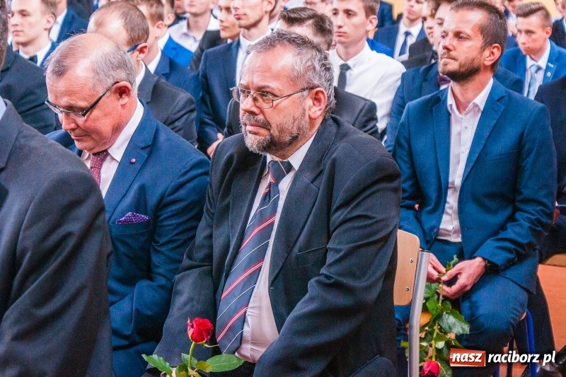 Zdjęcie w galerii na portalu naszraciborz.pl: Pożegnania nadszedł czas. Absolwenci Mechanika odebrali swoje świadectwa wiadomości z regionu