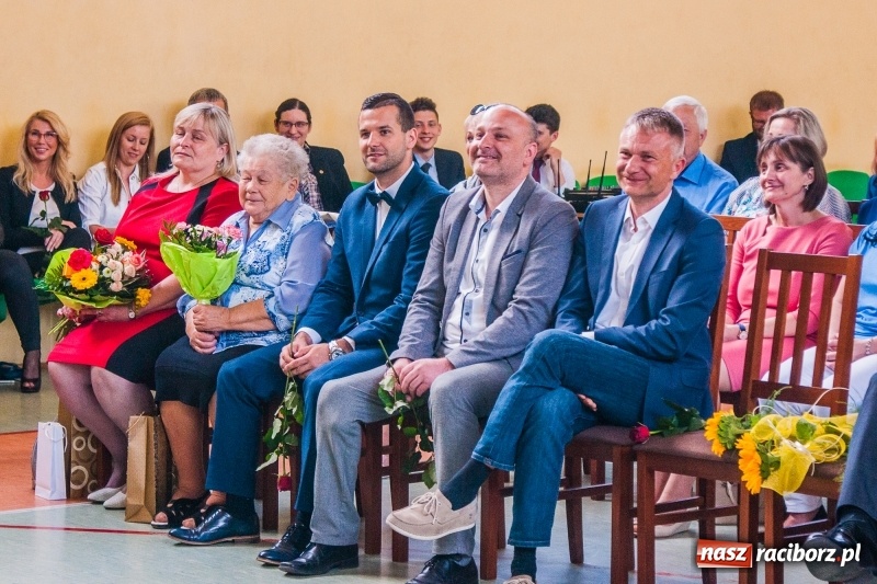 Zdjęcie w galerii na portalu naszraciborz.pl: Pożegnania nadszedł czas. Absolwenci Mechanika odebrali swoje świadectwa wiadomości z regionu