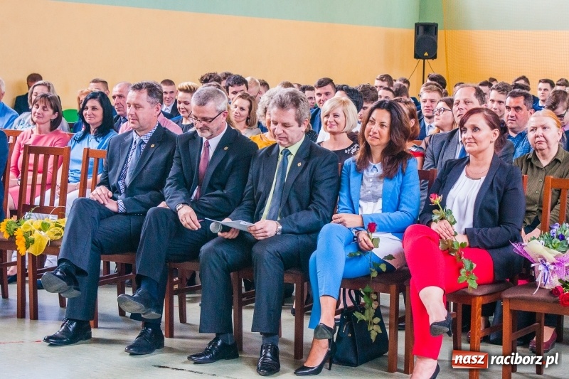 Zdjęcie w galerii na portalu naszraciborz.pl: Pożegnania nadszedł czas. Absolwenci Mechanika odebrali swoje świadectwa wiadomości z regionu