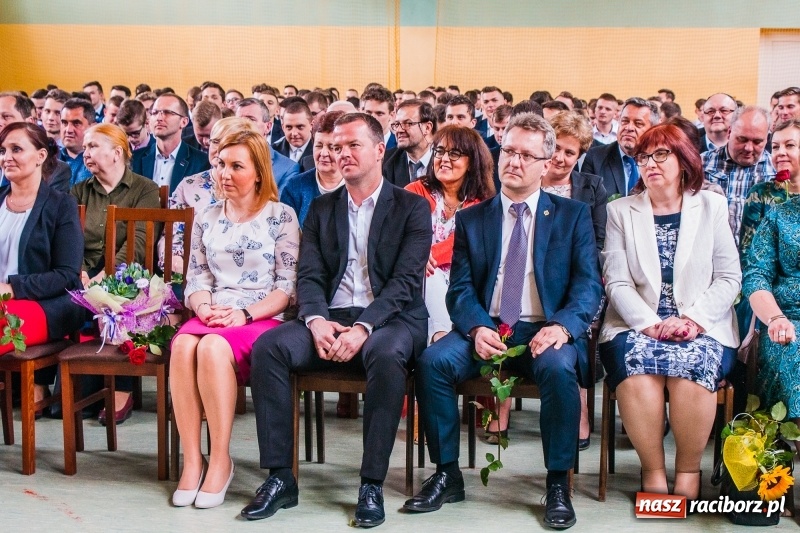 Zdjęcie w galerii na portalu naszraciborz.pl: Pożegnania nadszedł czas. Absolwenci Mechanika odebrali swoje świadectwa wiadomości z regionu
