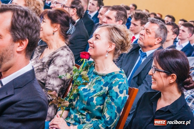 Zdjęcie w galerii na portalu naszraciborz.pl: Pożegnania nadszedł czas. Absolwenci Mechanika odebrali swoje świadectwa wiadomości z regionu
