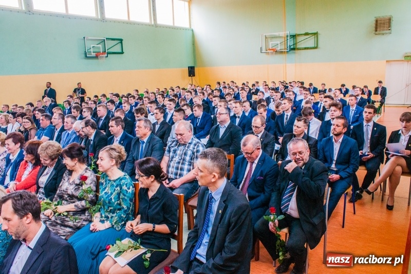 Zdjęcie w galerii na portalu naszraciborz.pl: Pożegnania nadszedł czas. Absolwenci Mechanika odebrali swoje świadectwa wiadomości z regionu