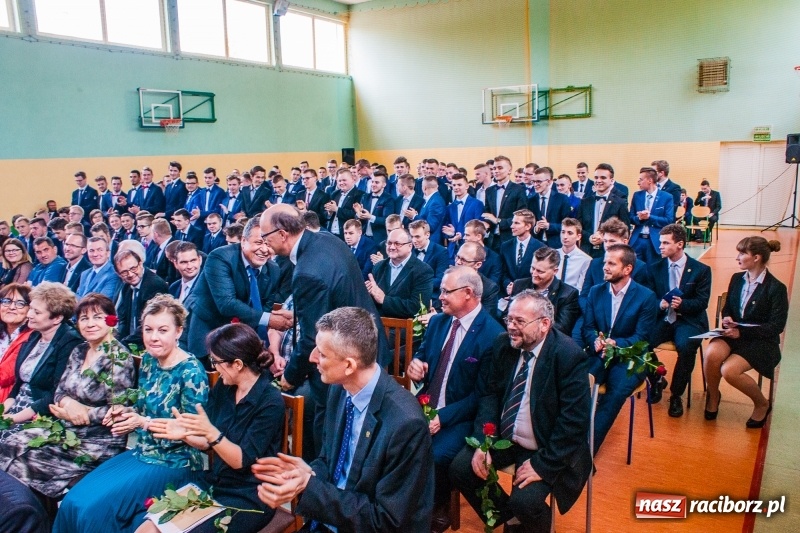 Zdjęcie w galerii na portalu naszraciborz.pl: Pożegnania nadszedł czas. Absolwenci Mechanika odebrali swoje świadectwa wiadomości z regionu