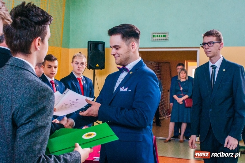 Zdjęcie w galerii na portalu naszraciborz.pl: Pożegnania nadszedł czas. Absolwenci Mechanika odebrali swoje świadectwa wiadomości z regionu