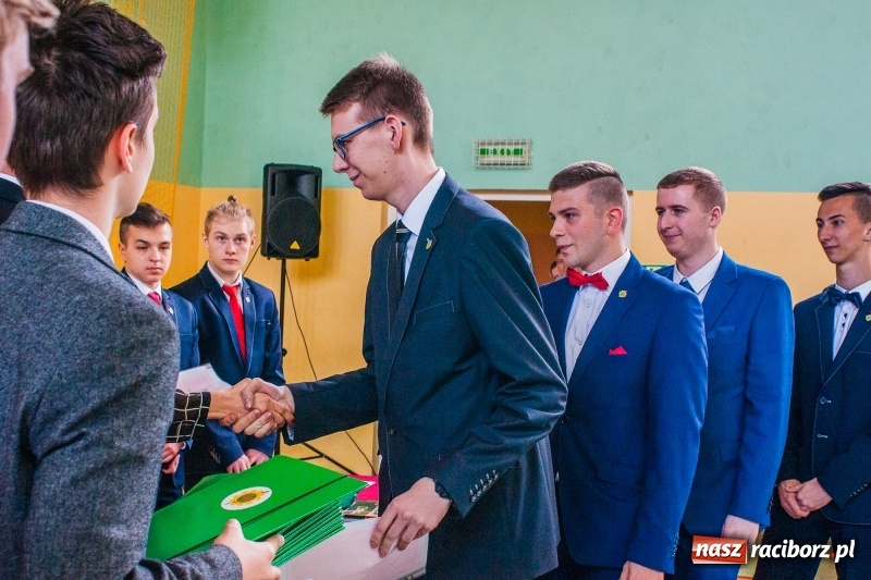 Zdjęcie w galerii na portalu naszraciborz.pl: Pożegnania nadszedł czas. Absolwenci Mechanika odebrali swoje świadectwa wiadomości z regionu